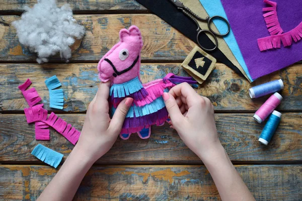 Pembe lama yapıyorum. Kendi ellerinizle keçe den dikiş oyuncaklar. Çocuklar için Diy kavramı. El yapımı el sanatları. Adım 5. Oyuncak süslemek.