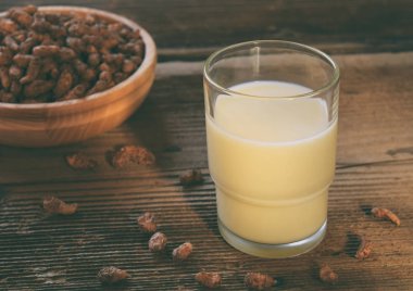 Chufa süt cam, tigernut ile. Süt alternatif türü. Vegan süt süt. Laktozsuz süt ve süt içecek. Laktoz intoleransı. Sağlıklı gıda. Superfood.