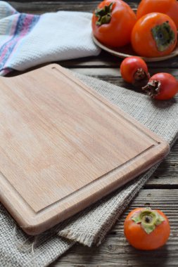 Hurma ve ahşap kesme tahtası farklı çeşitleri ile rustik kompozisyon. Ülke stil. Pişirme veya arka plan yemek. Kopya alanı metin, menü, yemek tarifleri için