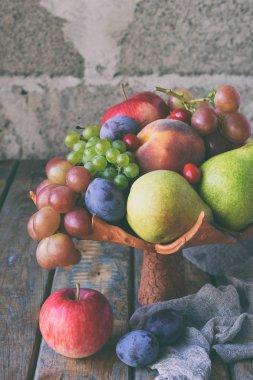 Sonbahar natürmort sonbahar meyve ve çilek ahşap arka plan - üzüm, elma, Erik, kartopu, kızılcık sopası ile Şükran günü için. Çiğ gıda. Kopya alanı