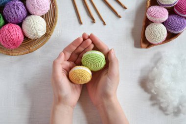 Tığ işi amigurumi Fransız badem kurabiyesi yapıyorum. Bebekler için oyuncak ya da incik boncuk. İplik, iğne, kanca, pamuk ipliği. El yapımı bir hediye. Hobiden gelir. DIY el sanatları konsepti.