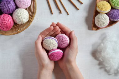 Tığ işi amigurumi Fransız badem kurabiyesi yapıyorum. Bebekler için oyuncak ya da incik boncuk. İplik, iğne, kanca, pamuk ipliği. El yapımı bir hediye. Hobiden gelir. DIY el sanatları konsepti.