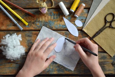 Keçeli fare yapıyorum. Oyuncakları kendi ellerinle dikiyorsun. Çocuklar için DIY konsepti. El yapımı el sanatları. Adım 1. Oyuncak ayrıntılarının daire kalıbını çiz.