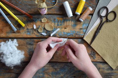 Keçeli fare yapıyorum. Kendi ellerinle oyuncak dikiyorsun. Çocuklar için DIY konsepti. El yapımı el sanatları. Üçüncü adım. Oyuncağın tüm detaylarını dik.