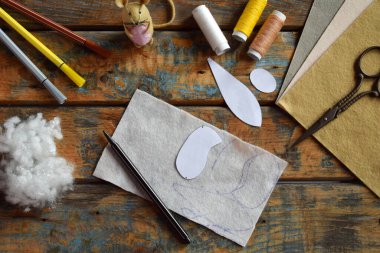 Keçeli fare yapıyorum. Oyuncakları kendi ellerinle dikiyorsun. Çocuklar için DIY konsepti. El yapımı el sanatları. Adım 1. Oyuncak ayrıntılarının daire kalıbını çiz.