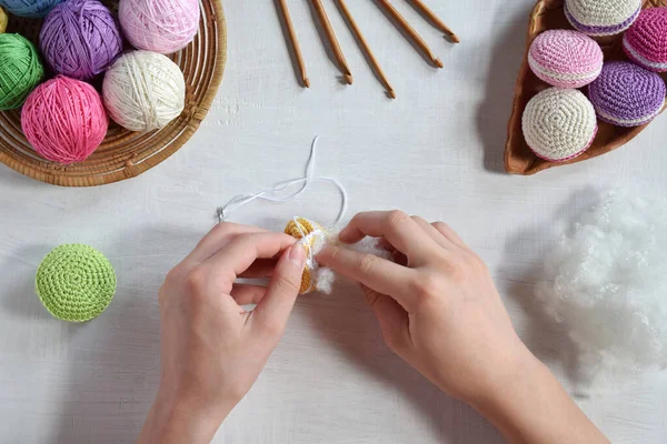 Het Maken Van Haak Amigurumi Macarons Het Speelgoed Voor Baby — Stockfoto