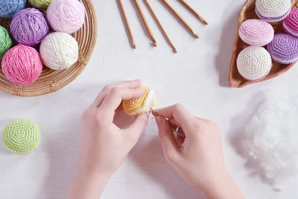 Fazendo Crochê Amigurumi Francês Macarons Brinquedo Para Bebês Bugigangas Fios — Fotografia de Stock