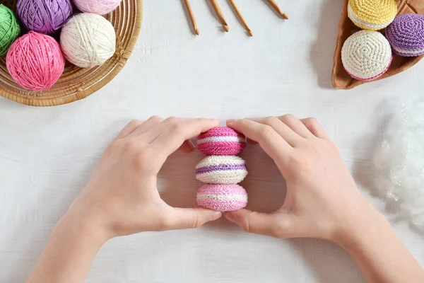 Fazendo Crochê Amigurumi Francês Macarons Brinquedo Para Bebês Bugigangas Fios — Fotografia de Stock
