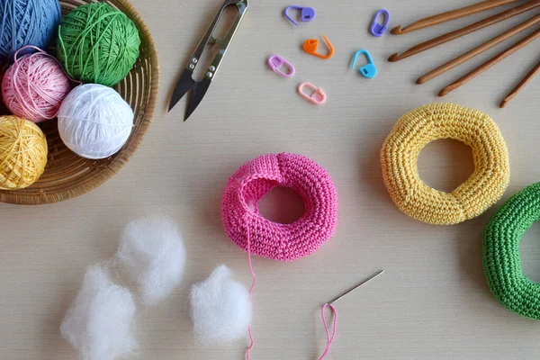 Making Crochet Pyramid Colored Rings Toy Babies Toddlers Learn Mechanical — Stock Photo, Image