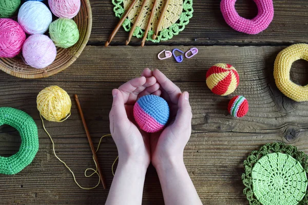 Fazendo Bolas Crochê Colorido Brinquedo Para Bebês Crianças Aprenderem Habilidades — Fotografia de Stock