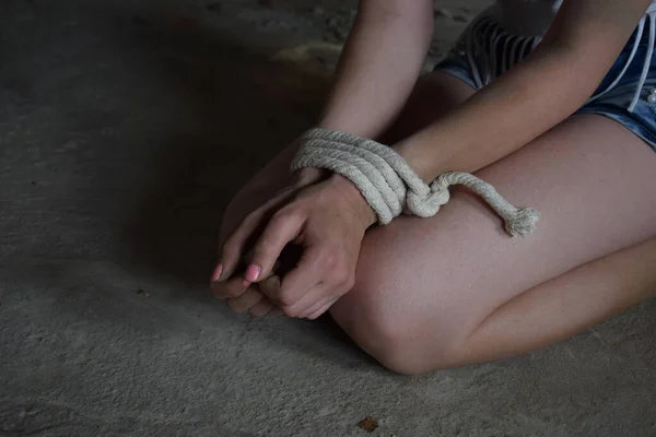Manos Femeninas Atadas Con Cuerda Aterrorizadas Rehenes Asustadas Detener Violencia — Foto de Stock