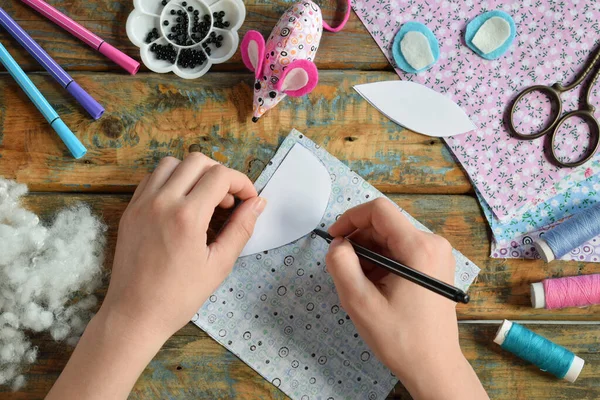 Fazendo Rato Têxtil Costurar Brinquedos Com Próprias Mãos Diy Conceito — Fotografia de Stock