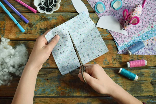 繊維のマウスを作る 自分の手でおもちゃを縫う 子供のためのDiyコンセプト 手作りの工芸品 ステップ2 おもちゃのすべての詳細をカット — ストック写真