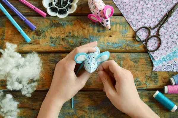 Fazendo Rato Têxtil Costurar Brinquedos Com Próprias Mãos Diy Conceito — Fotografia de Stock