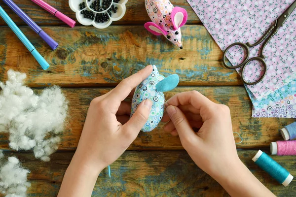 Fazendo Rato Têxtil Costurar Brinquedos Com Próprias Mãos Diy Conceito — Fotografia de Stock
