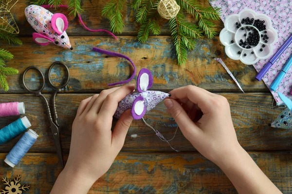Szalagos Egeret Készítek Játékokat Varrni Saját Kezeddel Diy Koncepció Gyerekeknek — Stock Fotó