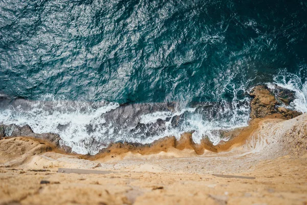 Deniz dalgalarının ve Castel Dell 'Ovo' daki kayalık sahillerin havadan görüntüsü.