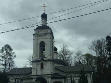 Moskova ve Moskova bölgesinde farklı kiliseler var..