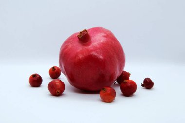 Sonbaharın ana meyveleri alışılmadık bir kompozisyonda sunuluyor.