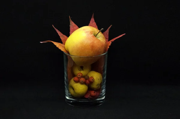 가을의 과일들은 구성으로 표시되어 — 스톡 사진