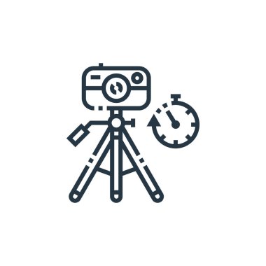 Fotoğraf konseptinden kamera tripod ikon vektörü. Kamera tripodunun düzenlenebilir vuruşunun ince çizgisi. Web ve mobil uygulamalarda kullanmak için kamera tripod doğrusal işareti, logo, yazdırma ortamı.