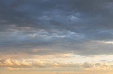 Fırtınadan sonra akşam gökyüzü.