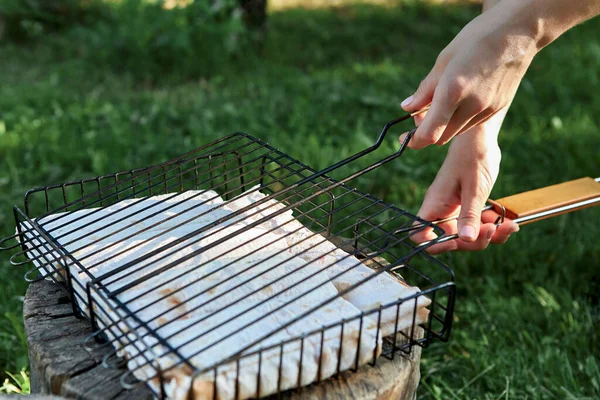 Ruokahalua Suluguni Juustoa Grillattua Pitaleipää Valmiina Grillaukseen Puinen Pöytä — kuvapankkivalokuva