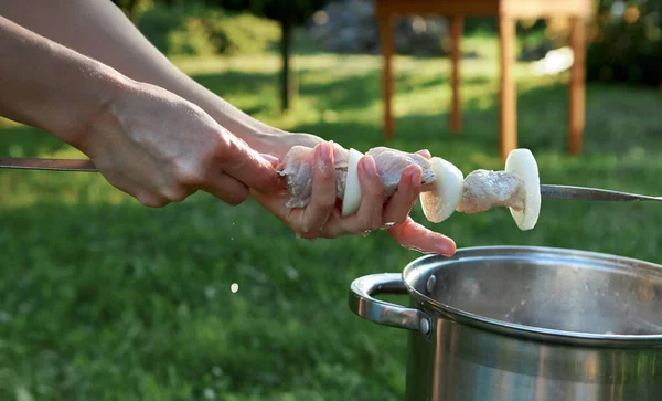 Carne Cruda Preparazione Barbecue Fuoco Spiedini Tradizionali Uno Spiedo Cottura — Foto Stock