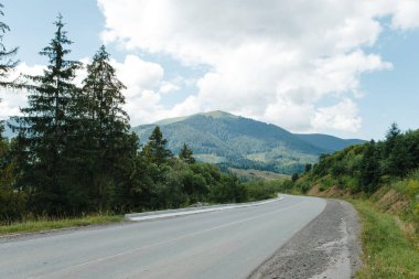 Sonsuz bir yolun klasik panoramik manzarası. Yazın mavi gökyüzü ile sıcak güneşli bir gün.