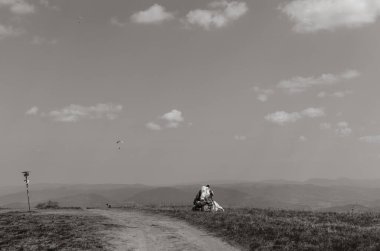 Paraşütçü uçuyor ve dağlara iniyor. Siyah ve beyaz stilinde