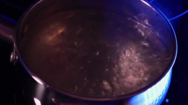 Kaynar su. Üst Manzara. Sobanın üstünde kaynar su olan çaydanlık.