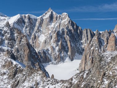 Akıllı telefondaki pusula sıfır derece kuzeye işaret ediyor. Diğer pusula noktaları bulanıklaşarak uzaklaşıyor. Telefon bir bilgisayar tuşunun köşesinde duruyor. Teknoloji. 