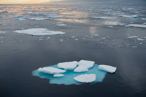 Vista Ampio Angolo Con Iceberg Rotto Primo Piano Alla Deriva — Foto Stock