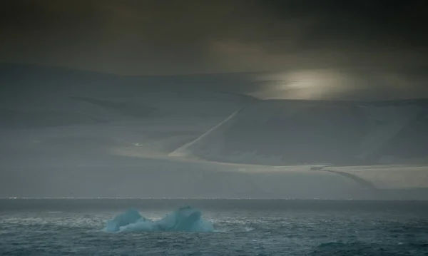 Драматичний Арктичний Пейзаж Горами Освітленими Вересовим Небом Передньому Плані Айсберг — стокове фото