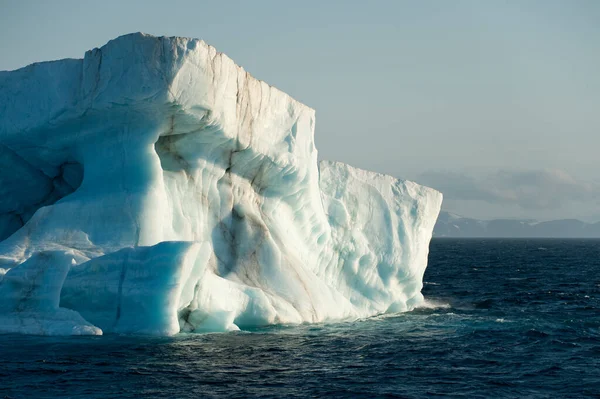 Ένα Μεγάλο Παγόβουνο Dritfs Στη Θάλασσα Στον Αρκτικό Ωκεανό Έχοντας — Φωτογραφία Αρχείου