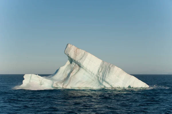 Grand Iceberg Entraîne Mer Dans Océan Arctique Après Être Détaché — Photo