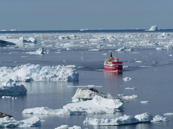 Червоно Білий Корабель Переміщається Між Дрейфуючими Крижаними Потоками — стокове фото