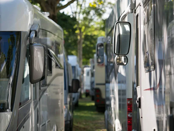 Dusseldorf 'taki Karavan Fuarı' nda bir dizi karavan yan yana park edilmiş durumda. Etki için alan daralıyor. 