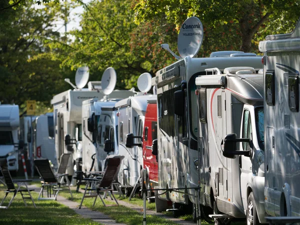 Una Fila Camper Sono Parcheggiati Uno Dopo Altro Motorhome Show — Foto Stock