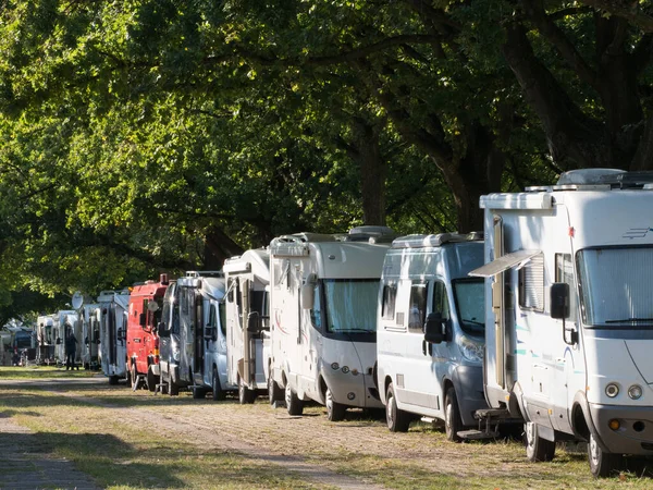 Dusseldorf 'taki Karavan Fuarı' nda arka arkaya bir dizi karavan park halindedir.