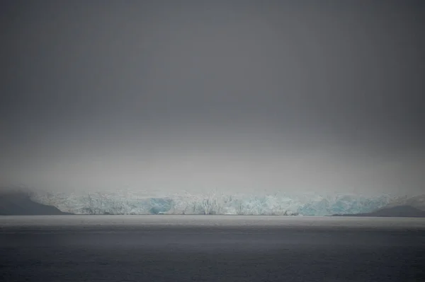 Uma Vista Através Mar Ártico Escuro Com Uma Parede Glacial — Fotografia de Stock
