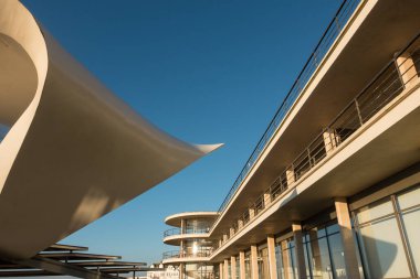 Bexhill on Sea, East Sussex - İngiltere - 30 Aralık 2019 - Bexhill 'deki De La Warr Pavilion' un ikonik sanat deco deniz önü binası.