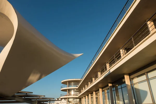 Bexhill on Sea, East Sussex - İngiltere - 30 Aralık 2019 - Bexhill 'deki De La Warr Pavilion' un ikonik sanat deco deniz önü binası.