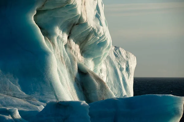 Bliski Widok Dryfującej Góry Lodowej Arktyki Wziętej Statku Pokazuje Słońce — Zdjęcie stockowe