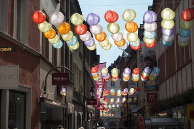 Alman kenti Wurzburg 'da birçok renkten fenerler asılıdır. Dekorasyonlar aşağıdan izlenen bu sokak sahnesinde arka planda