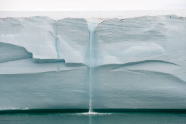 Derreter Água Gelada Cai Uma Parede Glacial Como Uma Cachoeira — Fotografia de Stock