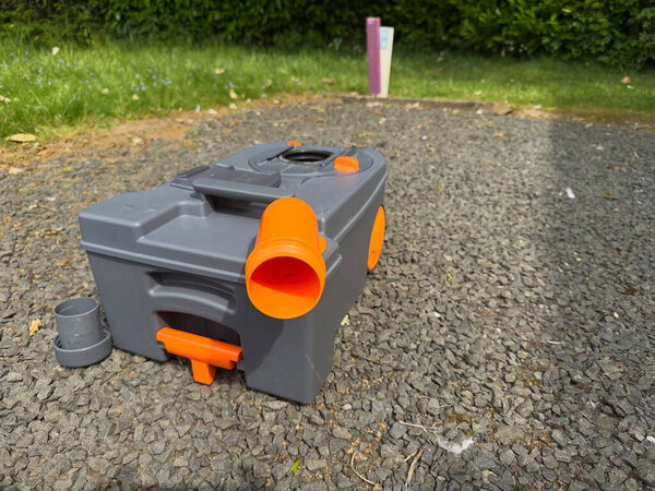 Туалетная кассета Motorhome была оставлена на улице в солнечную погоду, чтобы высохнуть и проветриться после чистки