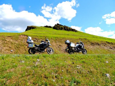 Yeşil tepede iki motosiklet