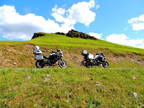 Zwei Motorräder Auf Dem Grünen Hügel — Stockfoto