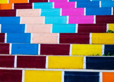Renkli arkaplan. Tuğla basamakları farklı renklere boyanmış.